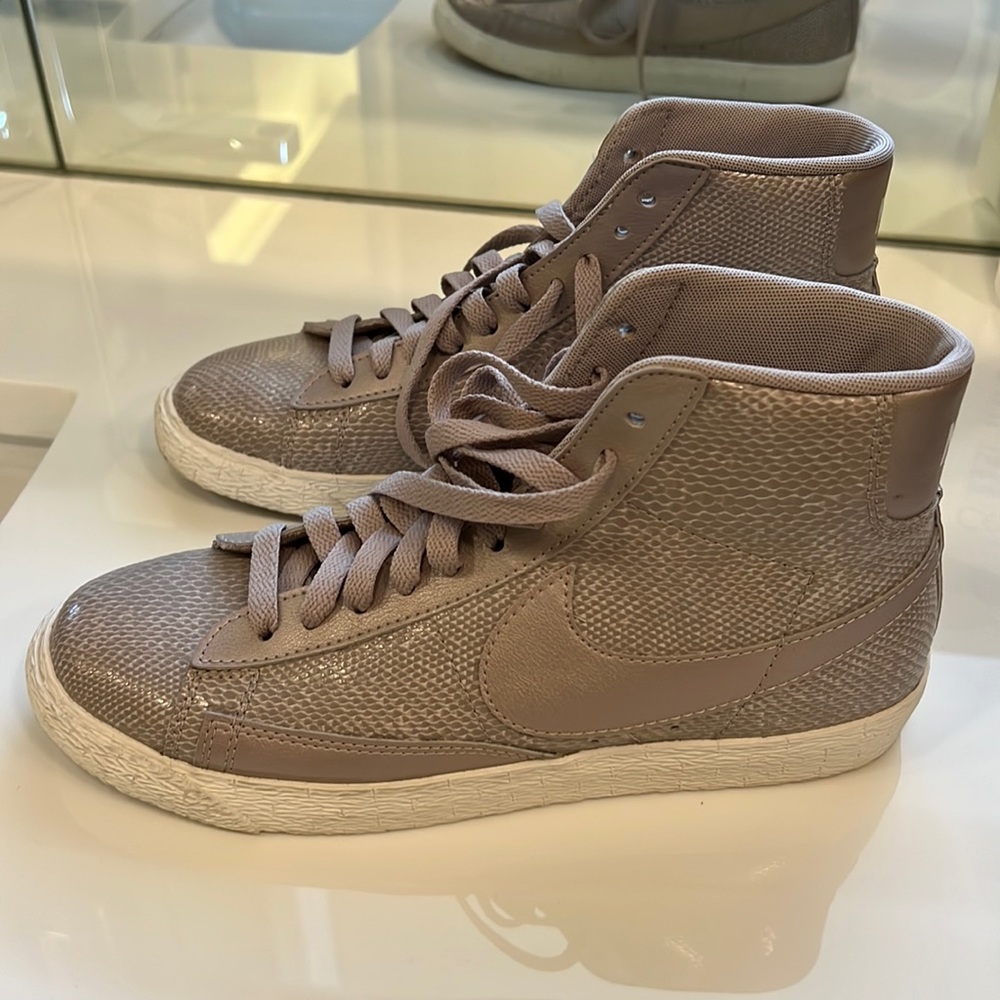 Nike high top faux skin taupe barely worn size 8